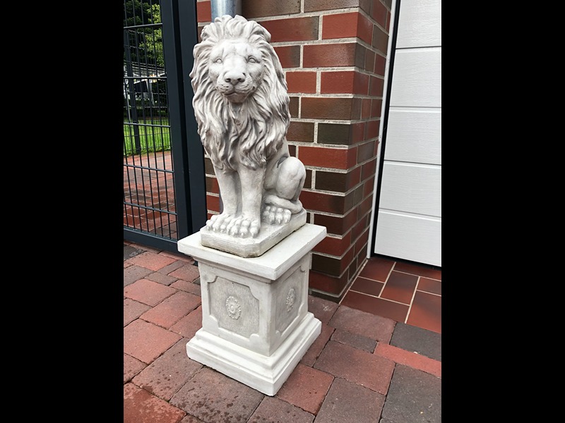 Loewen auf Sockel (1)